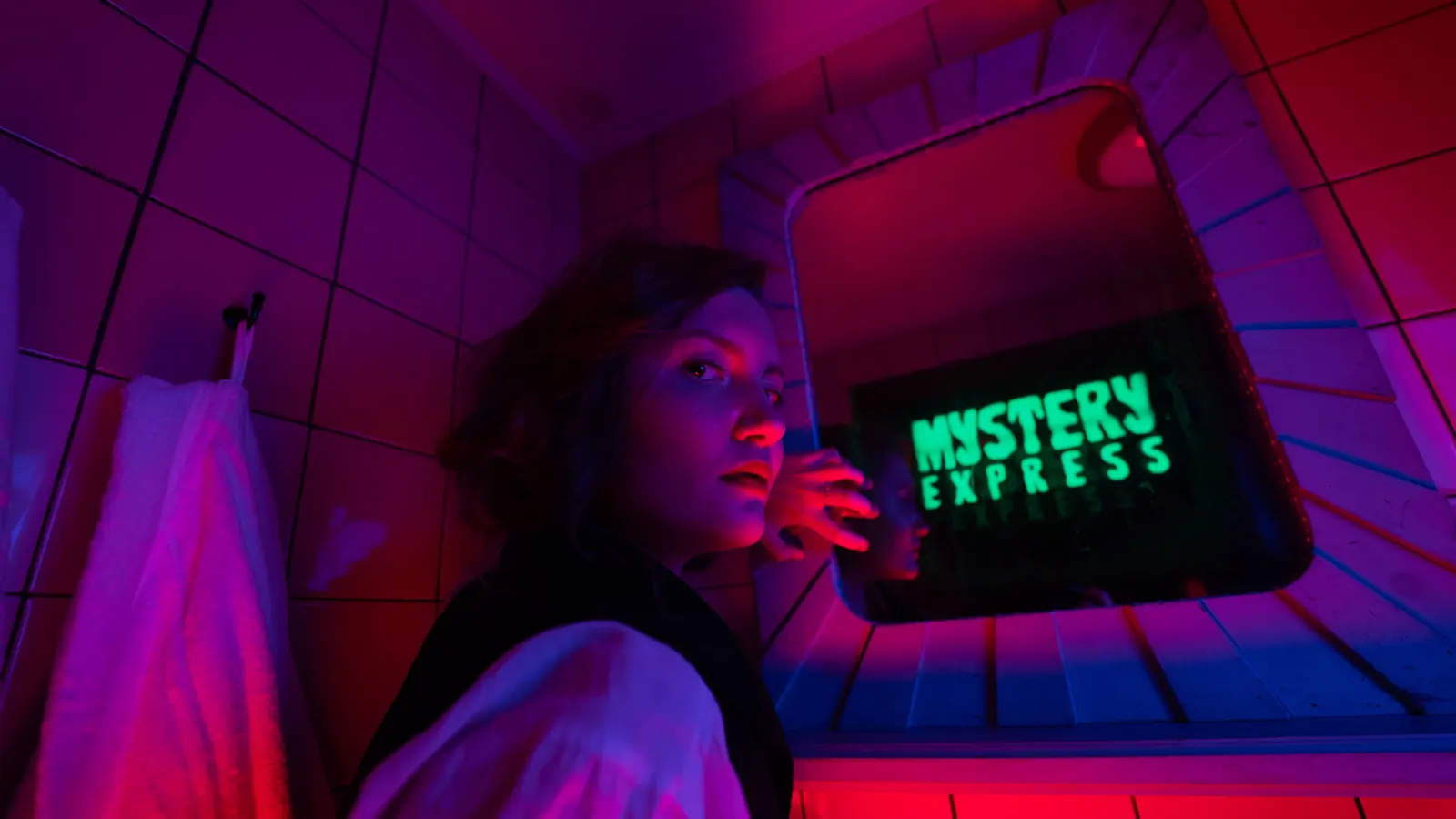 Graczka w czerwonym świetle pod neonem Mystery Express